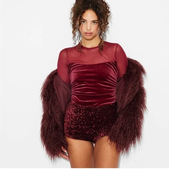 NWOT Women's Mid-Rise Sequin Velvet Micro Hot Shorts Wild Fable Dark Red M